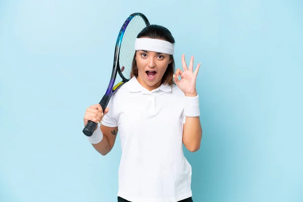 Joven Jugadora Tenis Aislada Sobre Fondo Azul Mostrando Signo Con — Foto de Stock