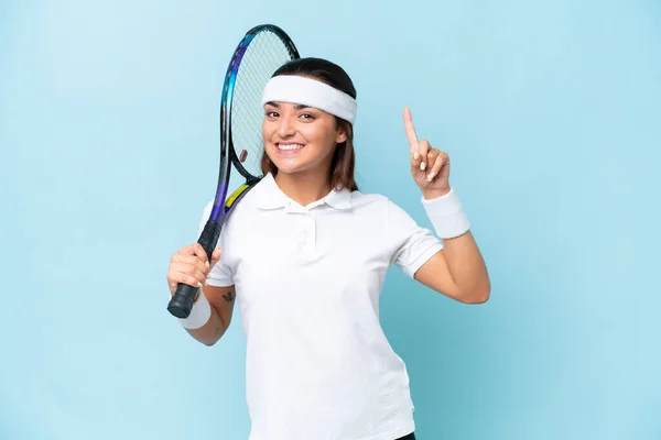 Молода Тенісистка Ізольована Синьому Фоні Вказує Чудову Ідею — стокове фото