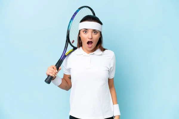 Genç Tenisçi Kadın Mavi Arka Planda Izole Edilmiş Yüzünde Sürpriz — Stok fotoğraf