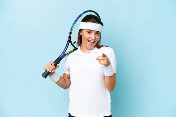 Joven Jugadora Tenis Aislada Sobre Fondo Azul Sorprendida Apuntando Frente — Foto de Stock
