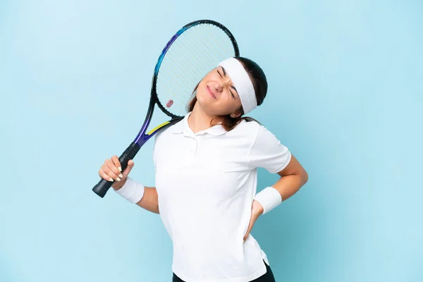 Joven Jugadora Tenis Aislada Sobre Fondo Azul Sufriendo Dolor Espalda — Foto de Stock