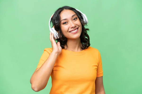 Jonge Blanke Argentijnse Vrouw Geïsoleerde Achtergrond Luisteren Muziek — Stockfoto