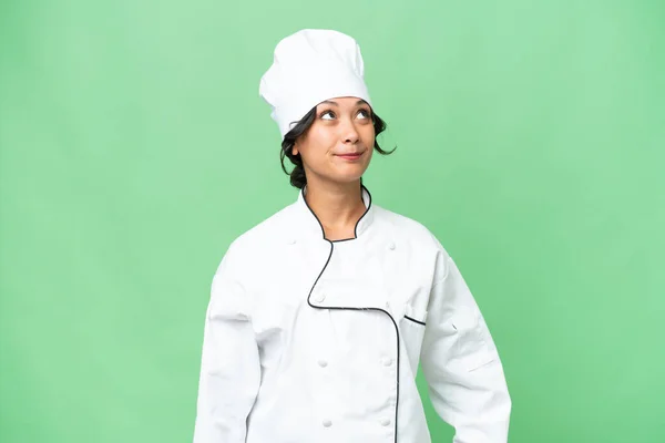 Giovane Chef Donna Argentina Sfondo Isolato Guardando Alto — Foto Stock