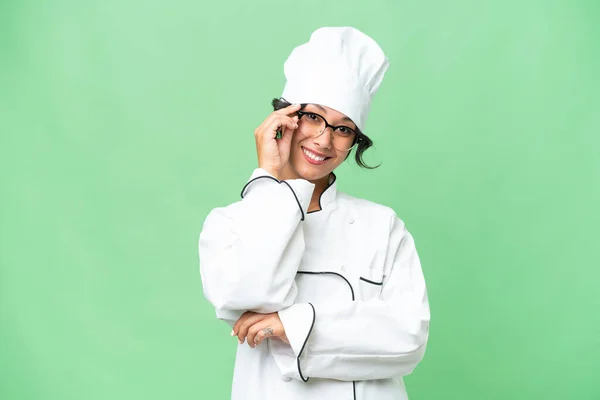 Jovem Chef Mulher Argentina Sobre Fundo Isolado Com Óculos Feliz — Fotografia de Stock