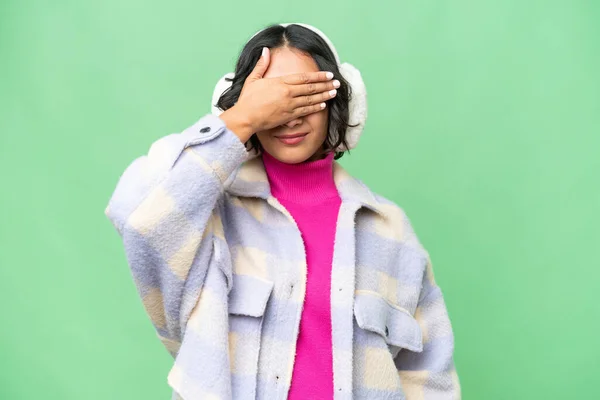 Mladá Argentinská Žena Zimních Rukávech Přes Izolované Pozadí Zakrývající Oči — Stock fotografie
