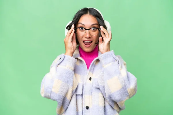 Ung Argentinsk Kvinna Bär Vintermuffar Över Isolerad Bakgrund Med Glasögon — Stockfoto