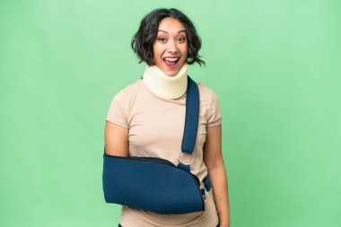 Arjantinli genç bir kadın boyunluk takıyor ve yalıtılmış bir arkaplanda şaşırtıcı bir yüz ifadesi var.