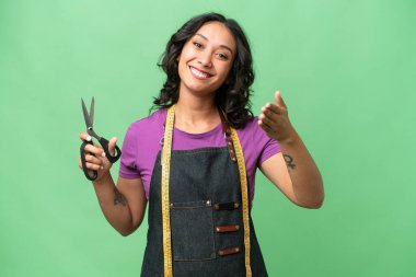 Genç terzi Arjantinli kadın izole edilmiş arka planda iyi bir anlaşma için el sıkışıyor.