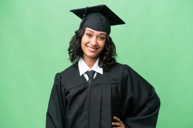 Genç üniversite mezunu Arjantinli kadın izole bir şekilde gülüyor.