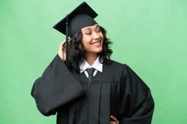 Genç üniversite mezunu Arjantinli kadın izole bir arka plan düşünüyor.