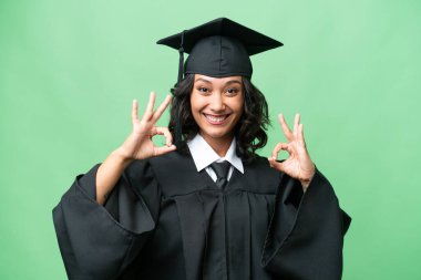 Genç üniversite mezunu Arjantinli kadın izole edilmiş arka planda parmaklarıyla iyi bir işaret gösteriyor.