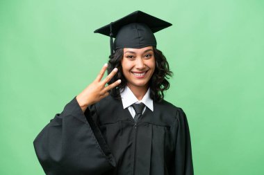 Genç üniversite mezunu Arjantinli kadın tecrit edilmiş mutlu ve parmaklarıyla üçe kadar sayıyor.