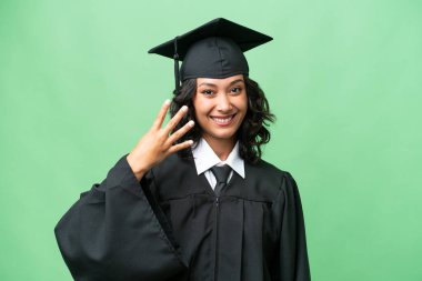 Genç üniversite mezunu Arjantinli bir kadın tecrit edilmiş, mutlu ve parmakları olan dört kişi sayıyor.