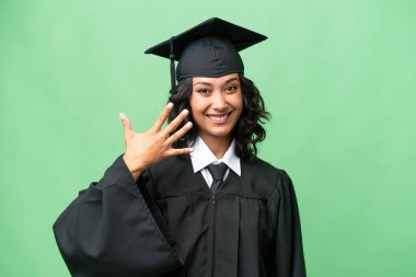 Genç üniversite mezunu Arjantinli kadın tecrit edilmiş arka planda beş parmağıyla sayıyor.