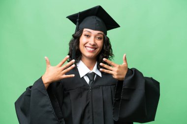 Genç üniversite mezunu Arjantinli bir kadın tecrit edilmiş arka planda dokuz parmağıyla sayıyor.