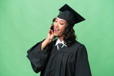 Genç üniversite mezunu Arjantinli bir kadın cep telefonuyla sohbet ediyor.