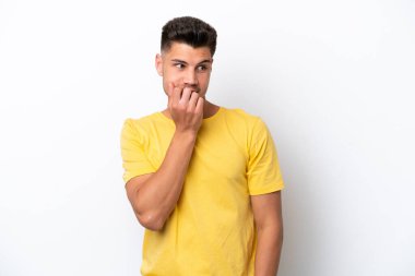 Beyaz arka planda izole edilmiş genç beyaz adam gergin ve korkmuş.