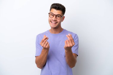 Beyaz arka planda izole genç beyaz adam para jesti yapıyor