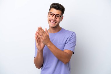 Beyaz arka planda izole edilmiş genç beyaz bir adam bir konferanstan sonra alkışlıyor.