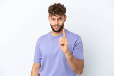 Beyaz arka planda izole edilmiş yakışıklı beyaz adam hayal kırıklığına uğramış ve ön tarafı işaret ediyor.