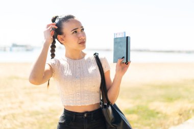 Dışarıda elinde pasaport olan Faslı genç bir kız şüpheleri var.