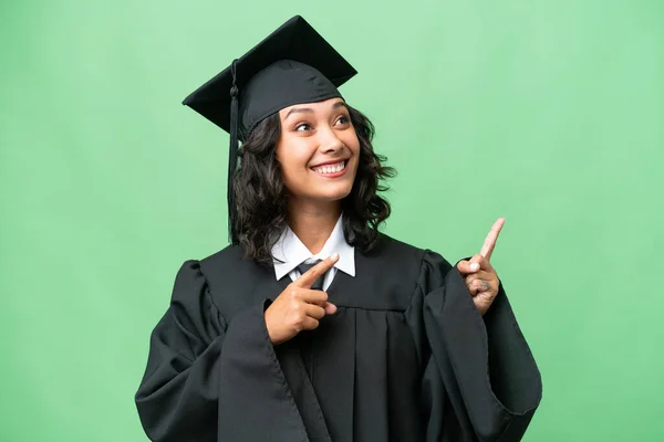 Joven Graduada Universitaria Argentina Sobre Fondo Aislado Señalando Con Dedo — Foto de Stock