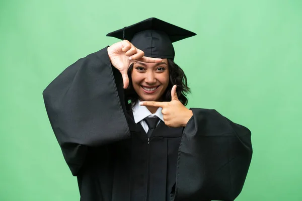 Joven Graduada Universitaria Argentina Sobre Fondo Aislado Enfocando Cara Símbolo — Foto de Stock