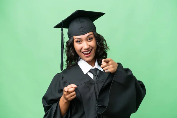 Joven Graduada Universitaria Argentina Sobre Fondo Aislado Apuntando Frente Sonriendo — Foto de Stock
