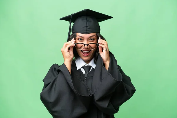 Joven Graduada Universitaria Argentina Sobre Fondo Aislado Con Gafas Sorprendida — Foto de Stock