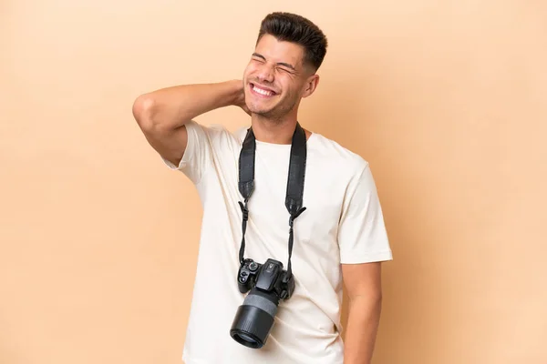 Genç Fotoğrafçı Beyaz Adam Bej Arka Planda Izole Edilmiş Boyun — Stok fotoğraf