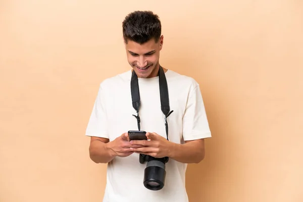 Jovem Fotógrafo Caucasiano Isolado Fundo Bege Enviando Uma Mensagem Com — Fotografia de Stock