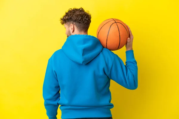 Pemuda Tampan Kaukasia Terisolasi Pada Latar Belakang Kuning Bermain Basket — Stok Foto
