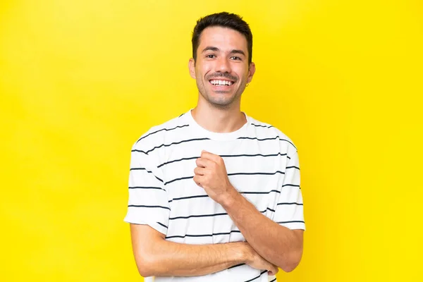 Mladý Pohledný Muž Přes Izolované Žluté Pozadí Smích — Stock fotografie