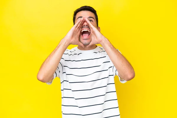 Young Handsome Man Isolated Yellow Background Shouting Announcing Something — Stock Photo, Image