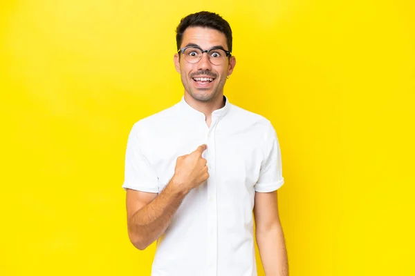 Junger Gutaussehender Mann Über Isoliertem Gelben Hintergrund Mit Überraschendem Gesichtsausdruck — Stockfoto