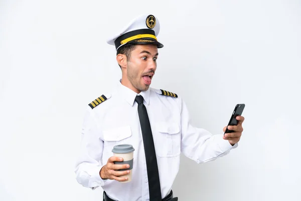 Vliegtuigpiloot Geïsoleerde Witte Achtergrond Met Koffie Mee Nemen Een Mobiele — Stockfoto