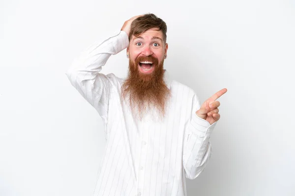 Hombre Pelirrojo Con Barba Larga Aislado Sobre Fondo Blanco Sorprendido —  Fotos de Stock
