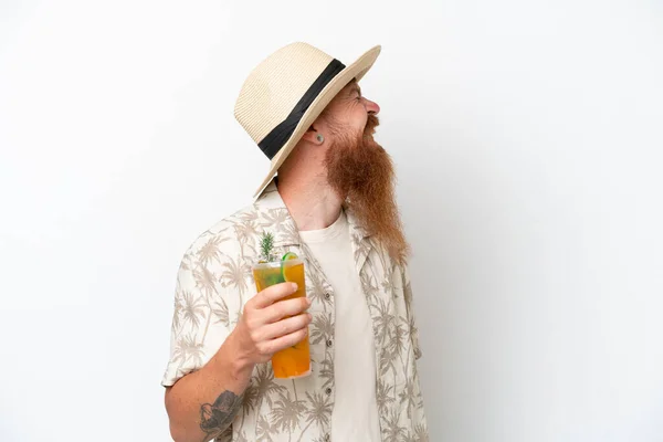 Rotschopf Mit Langem Bart Trinkt Einen Cocktail Strand Isoliert Auf — Stockfoto