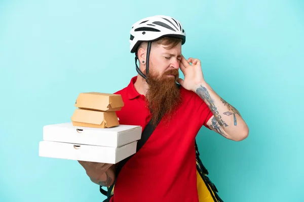 Dodávka Muž Drží Pizzy Burgery Izolované Modrém Pozadí Bolestí Hlavy — Stock fotografie