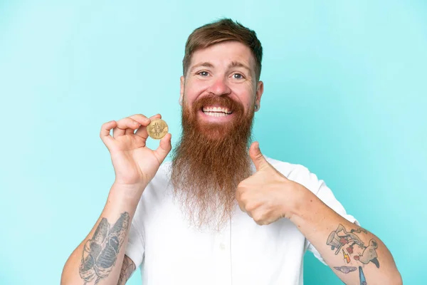 Roodharige Man Met Lange Baard Met Een Bitcoin Geïsoleerd Blauwe — Stockfoto