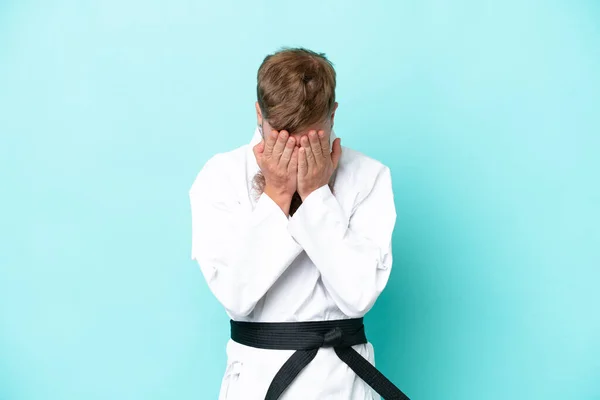 Pelirroja Con Barba Larga Haciendo Karate Aislado Sobre Fondo Azul —  Fotos de Stock
