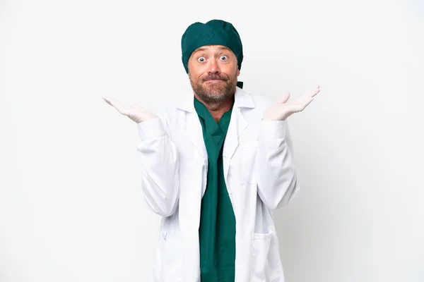 Middelbare Leeftijd Chirurg Groen Uniform Geïsoleerd Witte Achtergrond Met Twijfels — Stockfoto