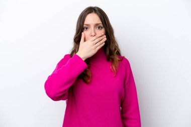 Beyaz arka planda izole edilmiş, ağzı elle kaplanmış beyaz bir kadın.