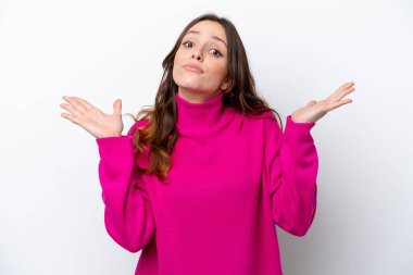 Beyaz arka planda izole edilmiş beyaz bir kadın şüpheli hareketler yapıyor.