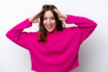 Beyaz arka planda izole edilmiş beyaz bir kadın. Sürpriz bir ifadeyle.