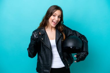 Mavi arka planda motosiklet kasklı beyaz bir kadın zaferi kutluyor.