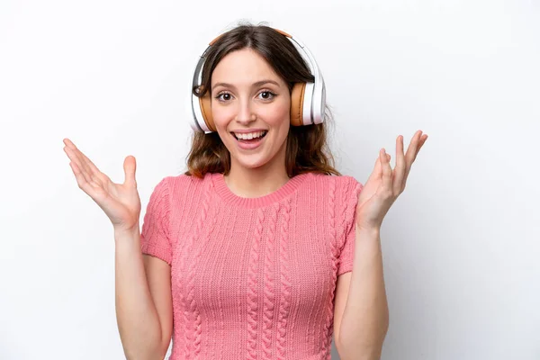 Young Caucasian Woman Isolated White Background Surprised Listening Music — Stock Photo, Image