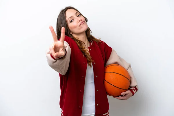 Mladá Běloška Žena Hraje Basketbal Izolované Bílém Pozadí Úsměvem Ukazuje — Stock fotografie