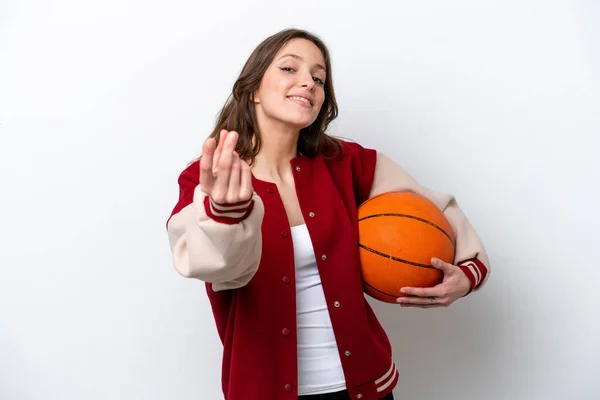 若いです白人女性プレーバスケットボール孤立した上にホワイト背景作りお金ジェスチャー — ストック写真