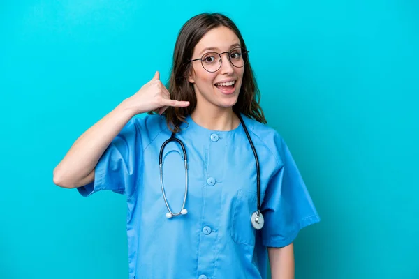 Junge Chirurg Ärztin Isoliert Auf Blauem Hintergrund Macht Handygeste Rufen — Stockfoto